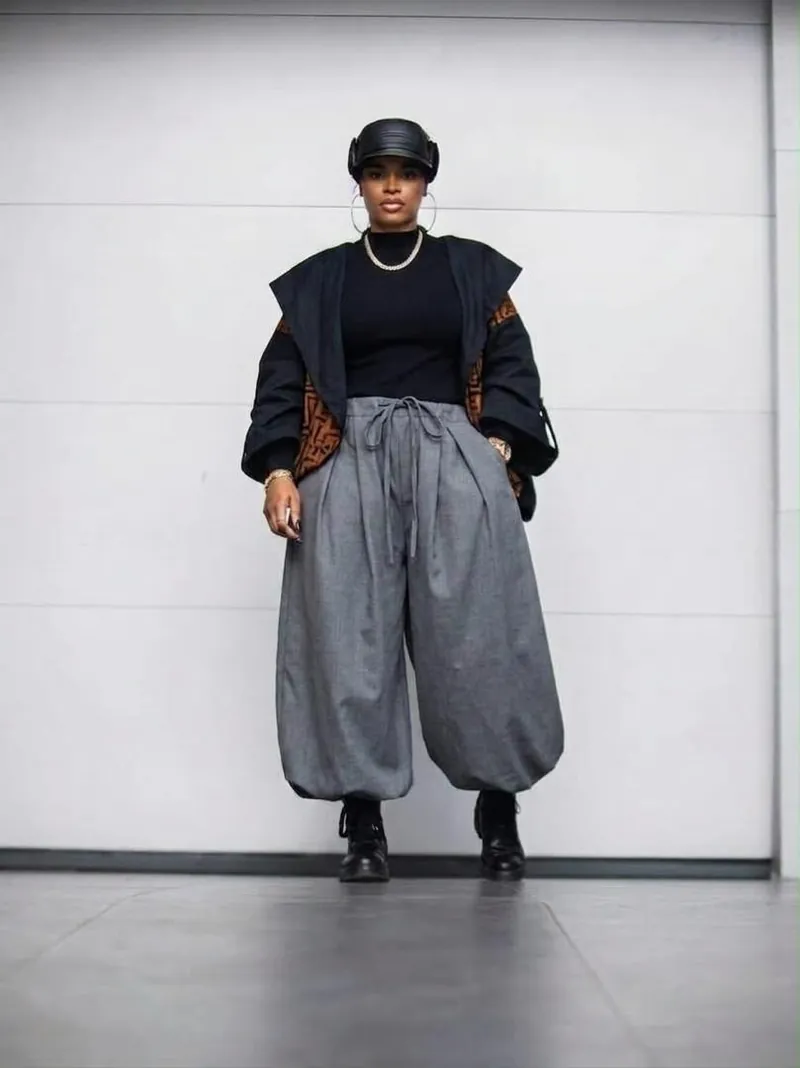 Mannequin portant le sarouel gris chiné de la collection Black Futur