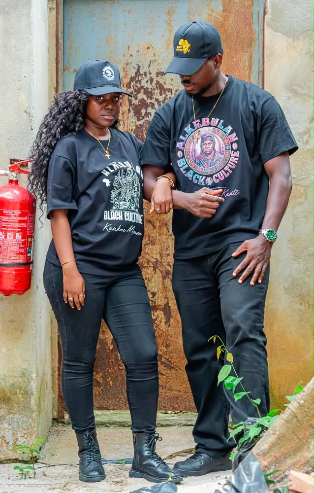 Duo portant les t-shirts Kankou Moussa et Soumangourou Kanté